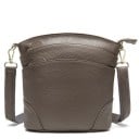 Dame crossbody taske over skulderen Hovedrum og frontlomme med lynlås Justerbar rem med karabiner Struktur med kornet overflade 19,5 x 21 x 3