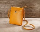 Dame crossbody taske til mobil i ægte læder Hovedrum med lynlås To udvendige lommer Tynd rem med karabinhager Flad form 15 x 19 cm 3