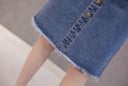 Dame denim nederdel til knæene med en række knapper foran Høj talje Frynset nederste kant Forlommer Bomuldsdenim 4