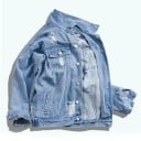 Dame denimjakke med stort motiv af en brummende hund på ryggen Slidte detaljer Metal knapper Klassisk snit Lys blå 100% bomuld og polyester 3
