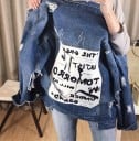 Dame denimjakke med tryk på ryggen Stort skrift på hvid baggrund Revne detaljer Løs pasform Lys blå, vaskede bomuldsdenim 3