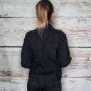 Dame denimjakke sort Løs pasform med faldende skuldre Skjortekrave Lommer på brystet og i siderne Metalknapper Polyester og bomuld 5