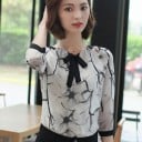Dame elegant bluse med sort-hvid marmor mønster Sort sløjfe ved halsen Udsparinger på skuldrene Ærmer til albuerne Polyester med spandex 4