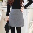 Dame elegant mini nederdel med let A-formet snit og lige indsyet talje. Stof af bomuld og polyester med en let meleret overflade 2