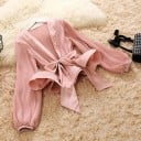 Dame elegant plisseret bluse med sløjfe omkring taljen Dyb V-udskæring Lange løse ærmer med manchet Flæse i taljen Polyester 3