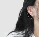 Dame enkelt ørering ring med hjerte og perle forbundet med en fin kæde til to huller i øret Bijouteri metal i sølvfarve 4