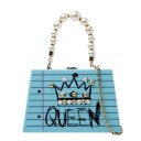 Dame fast håndtaske 23 x 20 x 6 cm Tryk af linjeret papir med krone og teksten Queen Perleøre Guld kæde 5