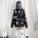 Dame forårs- og efterårsjakke med hætte og lynlås Sort med hvidt mønster af bamser og saks Løs oversize pasform Længde over hoften Polyester 4