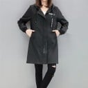 Dame forlænget jakke med hætte Sort Lynlås med klap Sidelommer Ribstrikkede manchetter Dekorative bånd med påskrifter Polyester 3