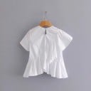 Dame hvid bluse med asymmetrisk flæse fra ærmet til siden Korte ærmer Rund halskant Bølget nederste kant 100% bomuld og polyester 2