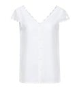 Dame hvid bluse med korte blonde ærmer Udsnit på ryggen med blonder V-udskæring og knapper foran Materiale polyester og spandex 1