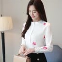 Dame hvid bluse med lange ærmer og tryk af rosa blomster Lille krave og kort stolpe Behageligt materiale polyester Klassisk snit 3