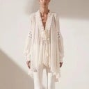 Dame hvid bluse med mønster og blonder Løs forlænget snit V-hals med snøring Brede ærmer Asymmetrisk kant Polyester og bomuld 2