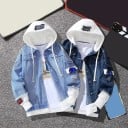 Dame jeansjakke med hvid hætte og manchetter Slidt effekt Flossede ærmer Farverige applikationer Lommer med klap Polyester og bomuld 3