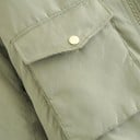 Dame kort bomberjakke med lynlås Ribbet krave, manchetter og kant To klaplommer på brystet Lomme på ærmet 100% bomuld og polyester 6