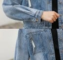 Dame kort denimjakke i løs pasform Spids skulder Košilkrave Brystlomme med lynlås og klap Lyst blå bomuldsdenim 4