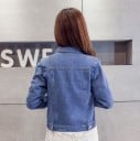 Dame kort forårsjakke i denimstil med krave Tætsiddende snit og brystlommer med klap Af polyester og elastan Til forår og efterår 5