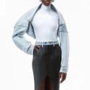 Dame kort oversize denimjakke i lys blå farve. Markant bred krave. Faldende skuldre. Lange ærmer med manchetter med knaplukning. 2