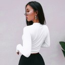 Dame kort top med lange ærmer og krave Hvid tight crop stil Sort applikation med tekst på kanten Bomuld med spandex 3