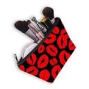 Dame kosmetik taske med læber og kysseprint Etui til kosmetik og pensler lavet af polyester Lynlås med strop Størrelse 13 x 21,5 cm Sort inderside 33