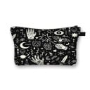 Dame kosmetiketaske med troldmands- og halloweenmotiv 13 x 21,5 cm Flad form med lynlås og løkke Markant tryk Polyester 15