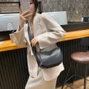 Dame læder crossbody taske i halvmåneform Bred justerbar rem Lynlåslukning Rød stribe Sort 24 x 18 x 9 cm 5