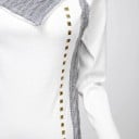 Dame lang hvid sweatshirt med grå strikket krave Fletmønster Dekorative nitter i guld Tætsiddende snit Polyester og bomuld 4