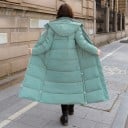 Dame lang vinterjakke med hætte og høj krave Længde til anklerne Bredt quiltede kamre Sideslids og lommer Polyester 6