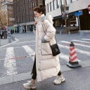 Dame lang vinterjakke med hætte og høj krave Løs quiltet pasform Længde under knæene Store påsyede lommer Kontrastdetaljer Polyester 2