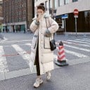 Dame lang vinterjakke med hætte og høj krave Løs quiltet pasform Længde under knæene Store påsyede lommer Kontrastdetaljer Polyester 4