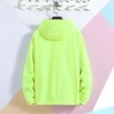 Dame let jakke med hætte og lynlås Tyndt materiale af polyester og nylon To lynlåslommer Elastiske manchetter Løs sportlig pasform 10