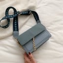 Dame lille crossbody taske med klap Metal karabinhage og dekorativ kæde Bred mønstret rem over skulderen PU læder 20 x 6,5 x 13 cm 4