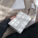 Dame lille skuldertaske i kunstlæder med quiltet ternet mønster Gylden kæde Lukning med klap 20 x 14 x 4 cm 1