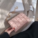 Dame lille skuldertaske i kunstlæder med quiltet ternet mønster Gylden kæde Lukning med klap 20 x 14 x 4 cm 3