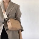Dame lille taske over skulderen og på tværs Rektangulær form med relieff tekst Bredt tekstilrem Kunstlæder 18 x 13 x 7 cm 5