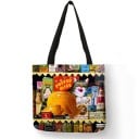 Dame linnedtaske med malet tryk af katte mellem bøger og antikviteter. Firkantet taske 40 x 40 cm med sorte håndtag til hverdag 15