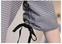 Dame løs bluse med krave og sort sløjfe ved halsen Ternede mønster i sort og hvid Puffede ærmer med bindebånd Polyester og akryl 5