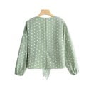 Dame lys grøn bluse med hvide prikker Dyb V-udskæring med binding foran Korte ærmer Lange ærmer med elastik Polyester 2