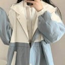 Dame oversize jakke med hætte To-farvet design i lys blå og creme Lynlås og knapper Elastiske manchetter Polyester med bomuld 6