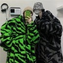 Dame plysjakke med zebra mønster og hætte. Løs oversize pasform. Lynlås lukning. To sidelommer. Polyester og bomuld. Til hverdag. 3
