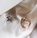 Dame ring med bogstavet V 4