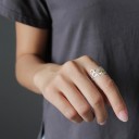 Dame ring med en bi D2895 2