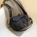 Dame saddlebag over skulderen 25 x 19 x 8 cm Geometrisk mønster Glat bund Bred rem Metalring på klappen 4