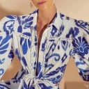 Dame sæt skjorte og nederdel med flæser Ornamentalt tryk Skjorte med pufærmer og bånd Kante med frynser Polyester og bomuld 5