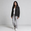 Dame semi-skin jakke med krave og brystlommer med klap med skulderpuder og elastisk bund oversize til efteråret 3