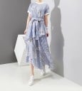 Dame sommer midi kjoler med to-lags asymmetrisk nederdel Blå-hvide striber med blomsterprint Bånd til at binde Korte ærmer Hvide kanter 1