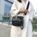 Dame sort crossbody taske i PU læder med to lynlåslommer Bred skulderrem Strop med sølvnitter 22 x 9 x 17 cm 2