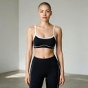 Dame sport BH med kontrastkant og dekorativ syning på tynde stropper med rund udskæring til yoga og fitness 4