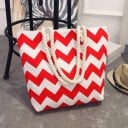 Dame strandtaske med zigzag mønster Rummelig taske lavet af lærred og polyester 41 x 35 x 10 cm Snoede reb-håndtag på 28 cm 3