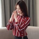 Dame stribet bluse med perler og flæser Høj flæsekrave Lange ærmer med dekorerede manchetter Polyester og acetat 4
